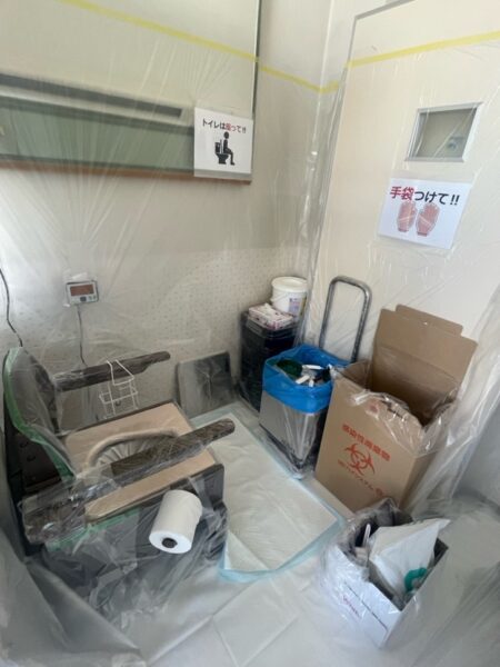 特別措置病室内の簡易トイレと蓄尿容器等